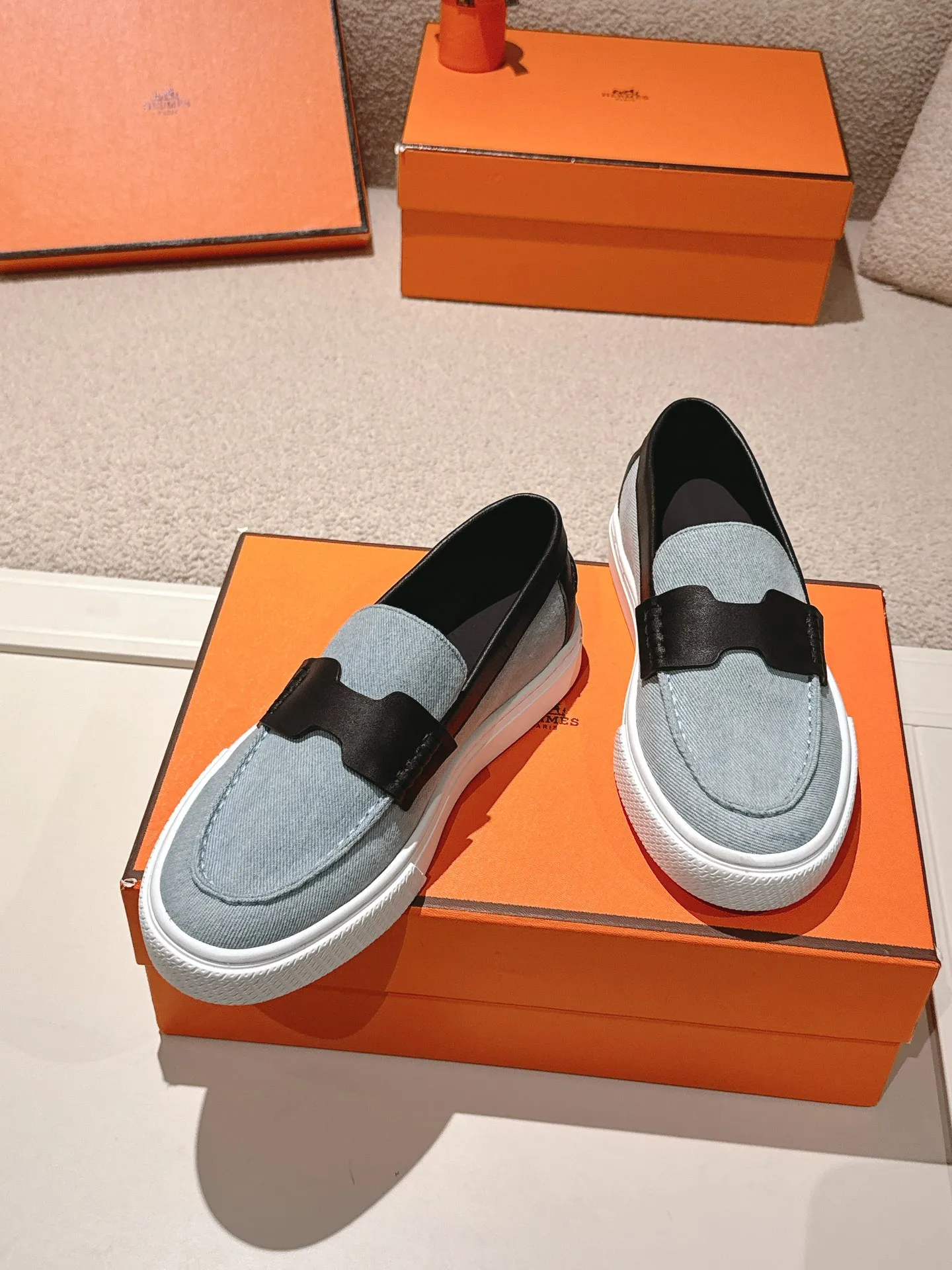 Men's men's shoes P620! Hermes# Thick Sole Couple Loafers These lace-up free sneakers in calfskin and washed denim feature signature "H" details. The design is simple and smooth, creating a fashionable urban look. It is comfortable and versatile. H family classics are not outdated, and the delivery counter is beautifully packaged🛍📦 Fabric: Original customized washed denim/first-layer cowhide Lining: Imported soft sheepskin Sole: Original open-molded anti-slip TPU material Size: 35-45